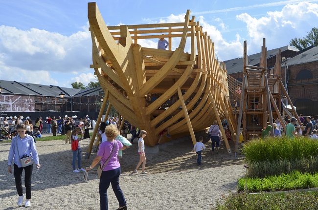 Het Petr en Pavel fregatschip als speeltoestel.